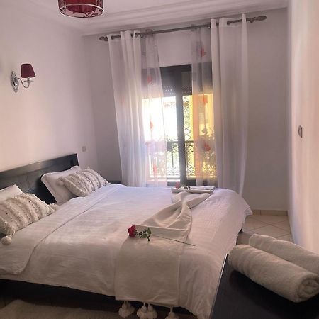 Magnifique Appartement Spacieux Confort Propre Familial 2 Chambres Salon Et Salle A Manger A 20Mn A Pied De Place Jemaa El Fina 4 Piscines Dans Espace De Golf A 12 Mn En Voitures L Entree Est Gratuit Pour La Clientele Ouvert Entre 10H Et 20H Marrakesh Exterior foto