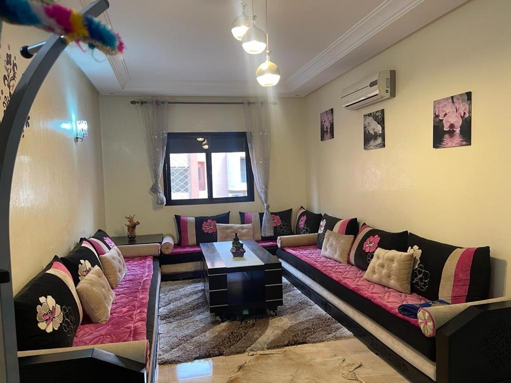 Magnifique Appartement Spacieux Confort Propre Familial 2 Chambres Salon Et Salle A Manger A 20Mn A Pied De Place Jemaa El Fina 4 Piscines Dans Espace De Golf A 12 Mn En Voitures L Entree Est Gratuit Pour La Clientele Ouvert Entre 10H Et 20H Marrakesh Exterior foto