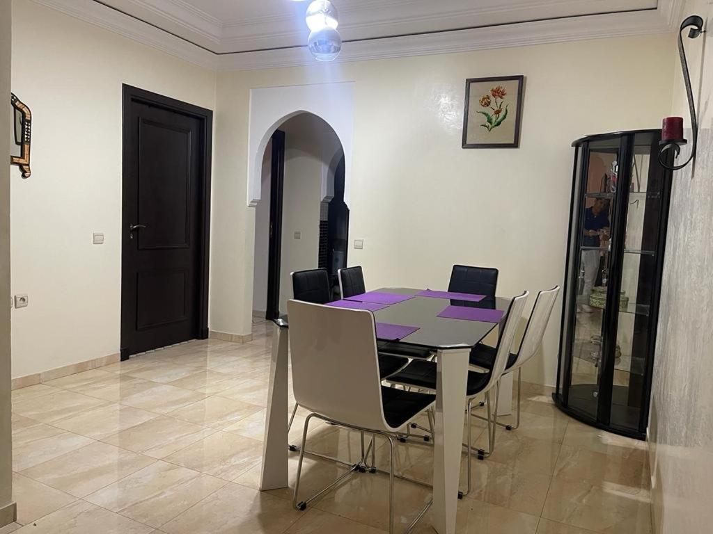 Magnifique Appartement Spacieux Confort Propre Familial 2 Chambres Salon Et Salle A Manger A 20Mn A Pied De Place Jemaa El Fina 4 Piscines Dans Espace De Golf A 12 Mn En Voitures L Entree Est Gratuit Pour La Clientele Ouvert Entre 10H Et 20H Marrakesh Exterior foto