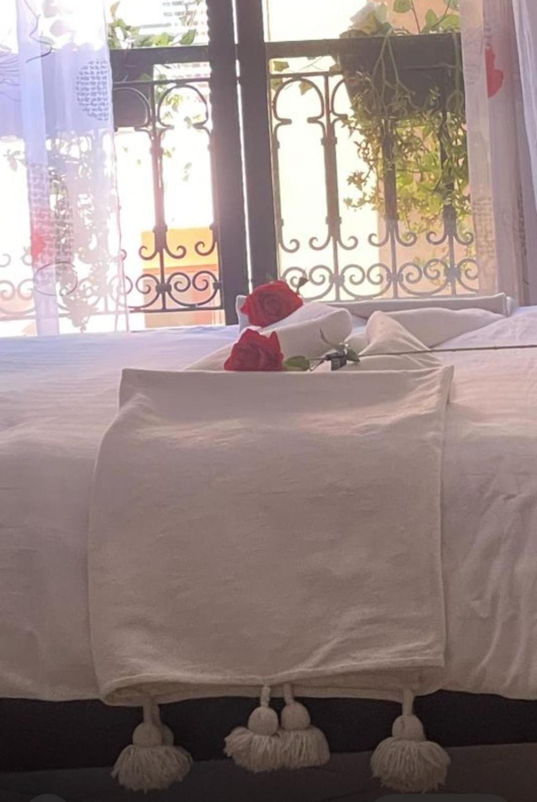 Magnifique Appartement Spacieux Confort Propre Familial 2 Chambres Salon Et Salle A Manger A 20Mn A Pied De Place Jemaa El Fina 4 Piscines Dans Espace De Golf A 12 Mn En Voitures L Entree Est Gratuit Pour La Clientele Ouvert Entre 10H Et 20H Marrakesh Exterior foto