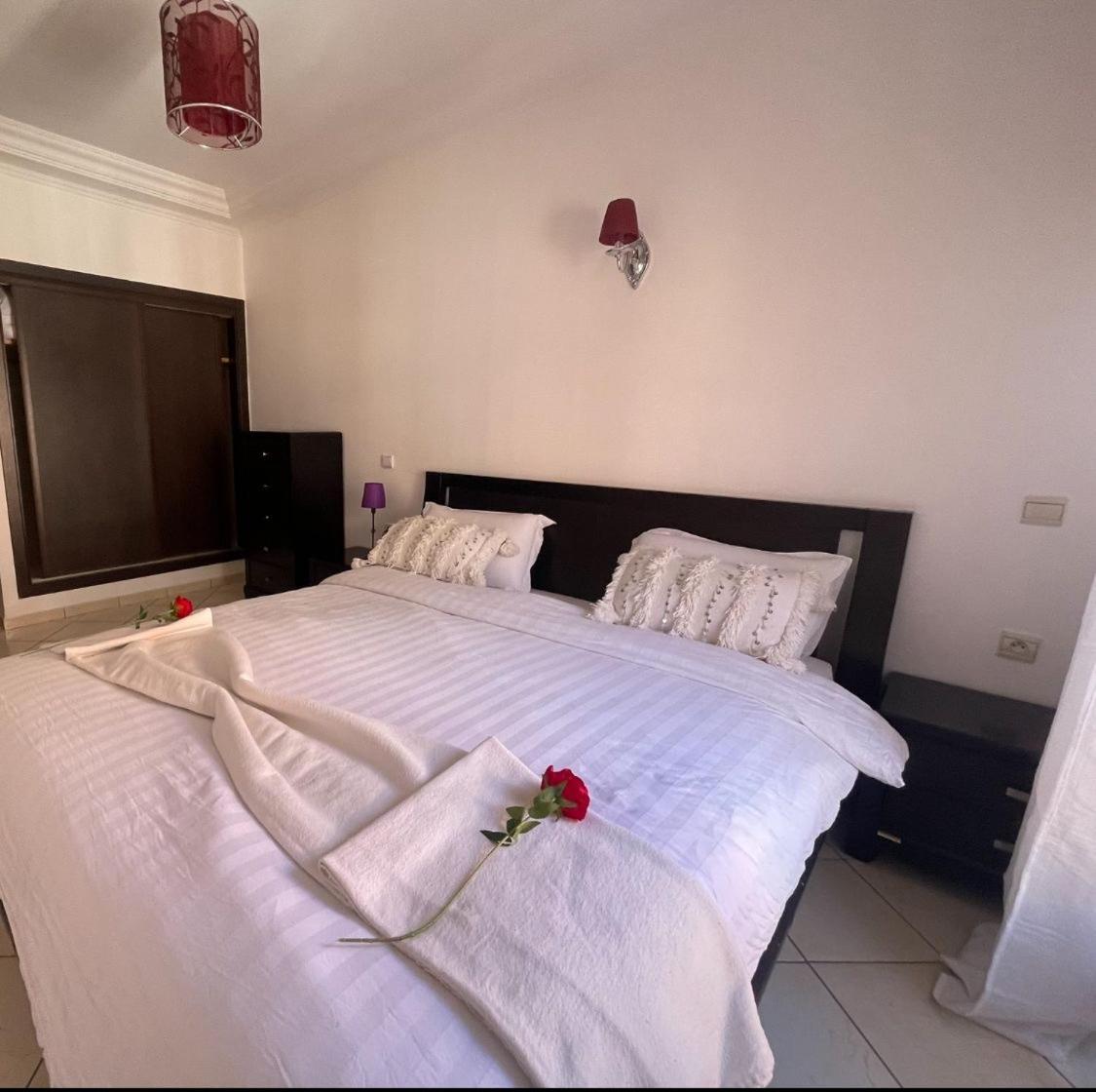 Magnifique Appartement Spacieux Confort Propre Familial 2 Chambres Salon Et Salle A Manger A 20Mn A Pied De Place Jemaa El Fina 4 Piscines Dans Espace De Golf A 12 Mn En Voitures L Entree Est Gratuit Pour La Clientele Ouvert Entre 10H Et 20H Marrakesh Exterior foto